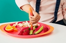 Trójdzielny talerzyk to idealny sposób na podanie posiłku Twojemu dziecku. Podział sprawi, że nie tylko łatwo dobierzesz odpowiednie proporcje posiłku, ale także posiłek będzie ...