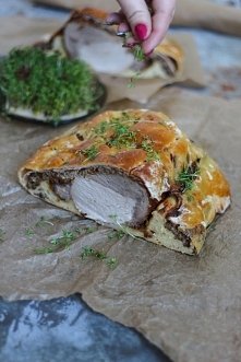 Pieczeń Wellington to brytyjska potrawa, prawdopodobnie wymyślona na cześć księcia Wellingtona żyjącego w czasach Napoleona. Najczęściej jest spotykana z wołowiną w składzie (Be...