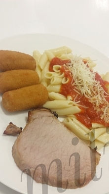 6 Taki mały posiłek przed Obiadem:) makaron na olivie z pomidorami pażonymi i zmiksowanymi z dodatkiem sera,klasyczne krokiety z baraniny i schab z płyty.  Już zjedzone:)Dziś zr...