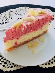 Sernik z musem truskawkowym 