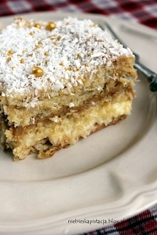 Odświętne rafaello

"Z tym ciastem jest tak, że im dłużej stoi tym jest lepsze. Krakersy miękną, smaki się łączą a deser rozpływa się w ustach. W oryginalne brak jest warst...