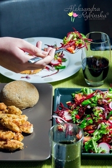 KURCZAK W STYLU POŁUDNIOWOAMERYKAŃSKIM I SAŁATKA Z GRANATEM I BURAKIEM