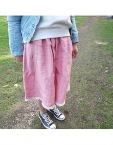 NOWE SPÓDNICE LNIANE - DAMSKA (MOŻNA ZAKUPIĆ W KOMPLECIE Z DZIECIĘCĄ NA INNEJ AUKCJI).

MATERIAŁ PRZYJEMNY DLA CIAŁA , PRZEWIEWNY. MODEL ZAKOŃCZONY KORONKĄ W PASIE GUMKA  Z MOŻL...