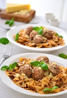 Makaron z czerwonym pesto i klopsikami