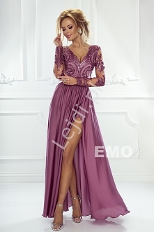 Długa suknia wieczorowa z jedwabistym dołem z rozcięciem ukazującym nogę. Suknia wieczorowa z długim cieniutkim rękawem obszytym gipiurową koronką.A long evening dress with a si...