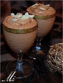 Mus Czekoladowy
250 ml śmietany 36%
100 g ciemnej / gorzkiej czekolady ( 1 tabliczka)
2 łyżeczki cukru pudru
2 żółtka
1 białko
1 łyżka masła


Jajka umyć. Ułożyć na sicie i pola...