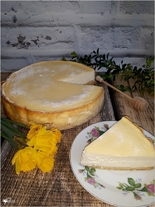 Sernik z lawendowo miodową nutą na kruchym miodowym spodzie