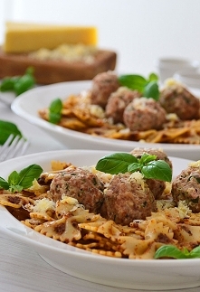 Makaron z czerwonym pesto i klopsikami