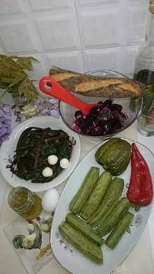 Szybki obiad. Buraczki i botwinka oraz warzywa gotowane 10 min. na parze. Buraczki gotuję ok. 25 min.w wodzie, obieram i kroimy na drobno także pół cebuli, czosnek i doprawiamy ...