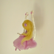 Różowa wróżka na huśtawce