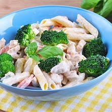 Makaron z kurczakiem w sosie śmietanowym