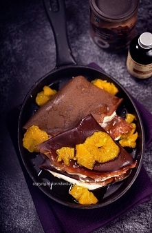 Czekoladowe naleśniki z karmelizowanymi pomarańczami – czekoladowy czwartek kornik w kuchni