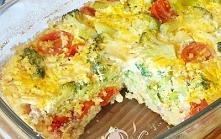 Zapiekanka z brokułami i pomidorkami z sosem