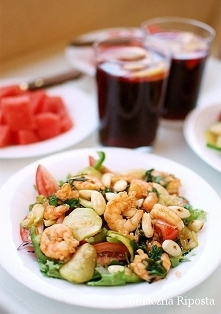 Sałata z podsmażonymi krewetkami, cukinią i migdałami