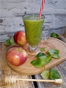 Zdrowe smoothie z gruszką, szpinakiem i ziołomiodem z czarnego bzu