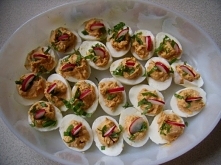 To co lubię: Jajka faszerowane – suszonymi pomidorami z bazylią