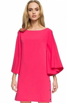 Style S055 sukienka różowa Zjawiskowa sukienka, wykonana z jednolitej tkaniny, posiada przepiękne szerokie rękawy, które dodają charakteru, z boku ozdobne napy