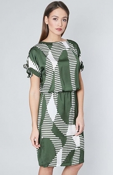 Click Fashion Emporia sukienka khaki Rewelacyjna sukienka wykonana z wzorzystego materiału, prosty fason świetnie układa się na sylwetce, sukienka z krótkim rękawem