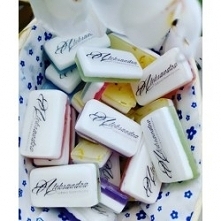 Jesteśmy rodzinną manufakturą w której z zaangażowaniem serc wykonujemy ręcznie robione kosmetyki. W naszej mydlarni specjalizujemy się w mydełkach  glicerynowych oraz olejowych...