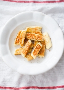 Perfekcyjne leniwe (jedna, ewentualnie dwie małe porcje)

230 g twarogu

1 jajko

1/2 łyżeczki soli

1 łyżeczka cukru +2 łyżeczki cukru

2 garście mąki

2 łyżki masła

sól

Twar...