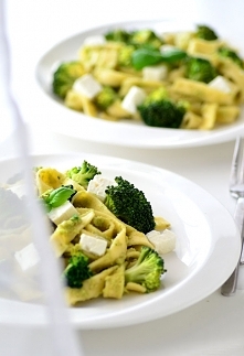 Makaron z awokado i brokułami