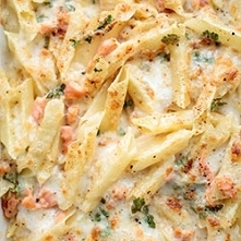 MAKARON ZAPIEKANY Z WĘDZONYM ŁOSOSIEM I MOZZARELLĄ