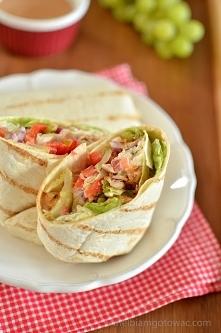 Ciastka francuskie z jabłkami

Składniki na 5 sztuk:
1 opakowanie ciasta francuskiego
1 duże jabłko lub 2 mniejsze
1 białko do sklejenia ciasta
1 żółtko do posmarowania wierzchu...