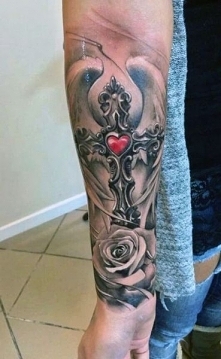 tatuaże religijne krzyż z sercem