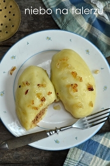 składniki ( na 8- 12 klusek) : 
ciasto: 
– 1 kg ziemniaków
– 2 jajka
– ok. 80g skrobi ziemniaczanej (ok. 8 łyżek)

farsz:  
– ok. 40 dag wieprzowej łopatki, szynki lub karczku (...
