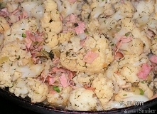 Kalafior z szynką - przepis ze Smaker.pl

Szybki obiad lub dobra przystawka.Ja czasem z lenistwa podaje go na obiad
Składniki
1 kalafior, 1 cebula
pęczek koperku, troszke szczyp...