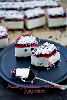 Składniki na spód:

300 g ciastek Oreo z nadzieniem czekoladowym (2 opakowania)
60 g masła, roztopionego lub bardzo miękkiego
Składniki umieścić w malakserze i zmiksować do otrz...