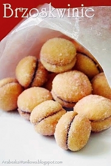 kładniki:

- 4 jajka

- 250 ml oleju

- 250 g cukru

- 1 łyżeczka ekstraktu waniliowego

- 2 łyżeczki proszku do pieczenia

- 500 g + 4 łyżki mąki


Jajka zmiksować z cukrem i w...