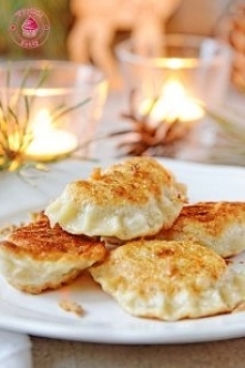 Pierogi z ziemniakami babci


ciasto:

    250 g mąki pszennej
    1 jajko
    1-2 łyżki oleju
    pół łyżeczki soli
    około pół szklanki ciepłej wody

farsz:

    około 500 g...