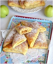 SKŁADNIKI NA CIASTO:

ILOŚĆ: 16 rożków

2,5 szklanki mąki pszennej
12 g suchych drożdży
2 żółtka ( białka zostawiamy do posmarowania wierzchu )
2 czubate łyżki cukru
16 g cukru ...