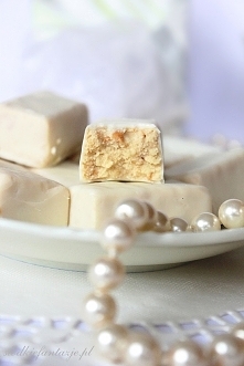 Cukierki a'la Białe Michałki

150 g
białej czekolady
¾ szklanki
mleka
masła
⅓ szklanki
cukru
cukru wanilinowego
3 szklanki
mleka w proszku
100 g
pokruszonych herbatników (o...