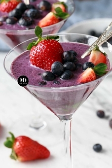 Mrożony koktajl jagodowy (shake jagodowy) lub błyskawiczne lody jagodowe