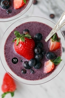 Mrożony koktajl jagodowy (shake jagodowy) lub błyskawiczne lody jagodowe