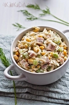 Sałatka z makaronem ryżowym, świeżym ogórkiem, kukurydzą, szynką i koperkiem . -250 g makaronu w kształcie ryżu (Orzo) -250 g chudej szynki (w kawałku) -2 średnie ogórki -puszka...