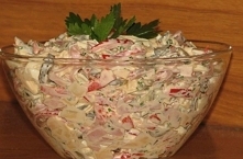 SAŁATKA "PASECZKI"

Składniki:
30 dag szynki w plasterkach
30 dag żółtego sera w plasterkach
1 czerwona papryka
5 ogórków korniszonów
5 jajek
pęczek szczypiorku
8 łyże...