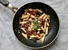 Penne z tuńczykiem, suszonymi pomidorami i oliwkami
