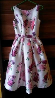 Sprzedam! hej, hej sprzedam tą piękną sukienkę Chi Chi London, stan idealny, rozmiar S, ubrana tylko raz na wesele, prezentuje się cudnie i robi wrażenie, polecam i zapraszam :)...