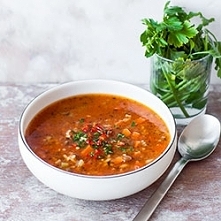 Zupa z zielonej soczewicy z makaronem