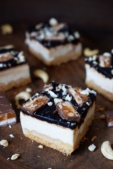 Sernik z polewą czekoladową i snickersami
