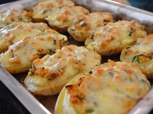 Batata Recheada e Gratinada - Deliciosa e pratica Ingredientes 4 batatas-inglesas grandes 1 xícara (chá) de ricota esfarelada ou frango cozido desfiado 1/2 xícara (chá) de reque...