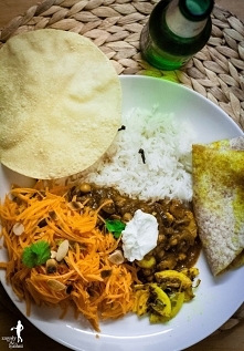 Curry z kalafiora i dyni, surówka z marchewki