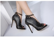 Seksowne botki na szpilce ze złotymi ćwiekami. Idealne dla każdej odważnej kobiety. Kliknij w zdjęcie i zobacz, gdzie je kupić.