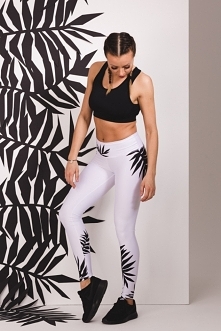 Crop Top Pure Black o dopasowanym fasonie świetnie sprawdzi się na siłownię, fitness czy poledance.