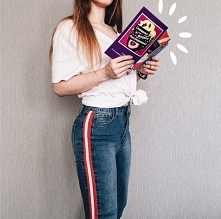 Dopasowane rurki skinny z biało-czerwonymi lampasami to totalny MUST HAVE! Kliknij w zdjęcie i sprawdź, gdzie można je kupić ;)