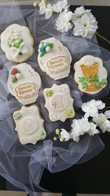 Kruche ciasteczka domowej roboty!

Ozdabiane własnoręcznie lukrem, z dbałością o każdy szczegół.

Ciasteczka idealnie nadają się jako prezenty w podziękowaniu dla rodziców Chrze...