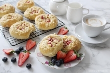 Domowe drożdżówki z truskaw...